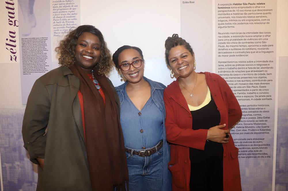 Escritoras Prudence Kalambay, Adriele Oliveira e Helena Silvestre na exposição Habitar São Paulo: relatos femininos. Foto: Denise Andrade/ Arquivo Casa Museu Ema Klabin.