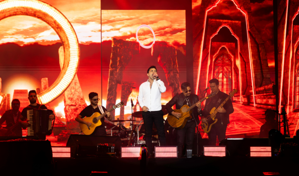 Zezé Di Camargo emociona multidão com show histórico em Itajaí
