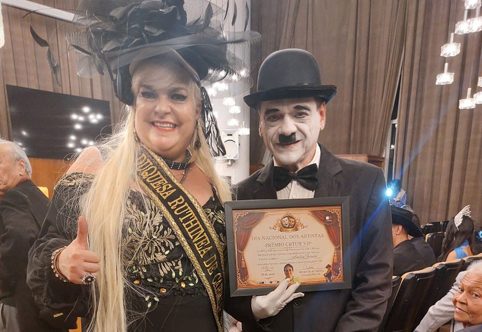 Amilton Ferreira recebeu o prêmio das mãos de Ruthineia de Carvalho - Presidenta da Câmara Brasileira do Turismo - CBTur. Foto de Leandro Silva