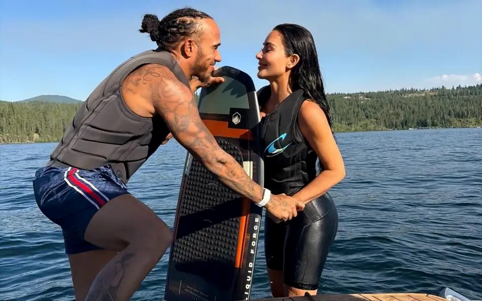 Kim Kardashian e Lewis Hamilton durante um dos registros públicos do relacionamento entre a empresária e o piloto de Fórmula 1 - Foto: Reprodução/Internet