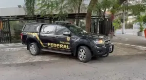 Homem foi preso pela PF em Alagoas com cerca de R$ 945 mil em dinheiro e cheques, além de material de campanha eleitoral -  Foto: Divulgação/Polícia Federal