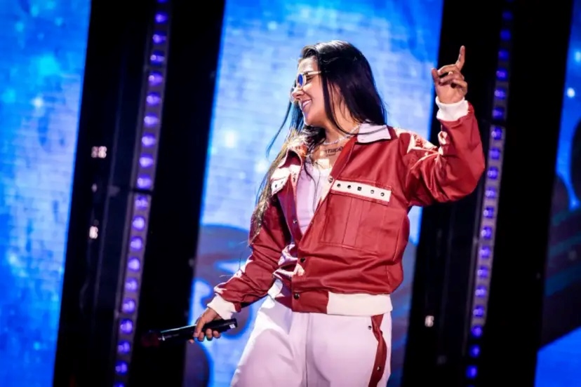 Yasmin Santos durante apresentação musical. A cantora será atração do Amazon Music Live após Botafogo x Vasco - Foto: Divulgação/Amazon Music
