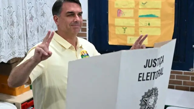 Flávio Bolsonaro vota no Rio no primeiro turno das eleições - Foto: Mauro Pimentel/AFP