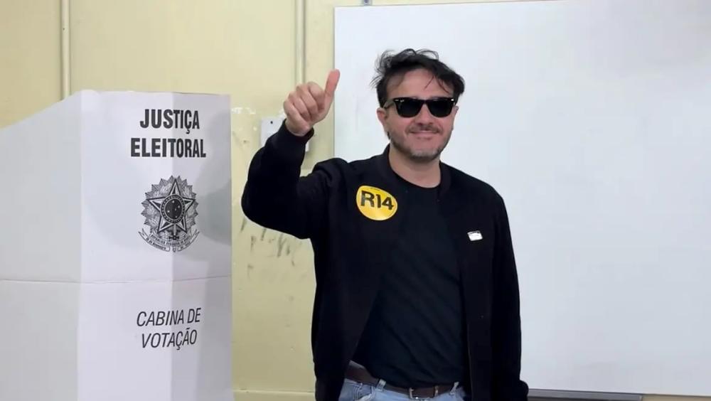 Renan Santos vota na Zona Sul de São Paulo durante o primeiro turno das Eleições 2026. Foto: Reprodução/ Redes sociais