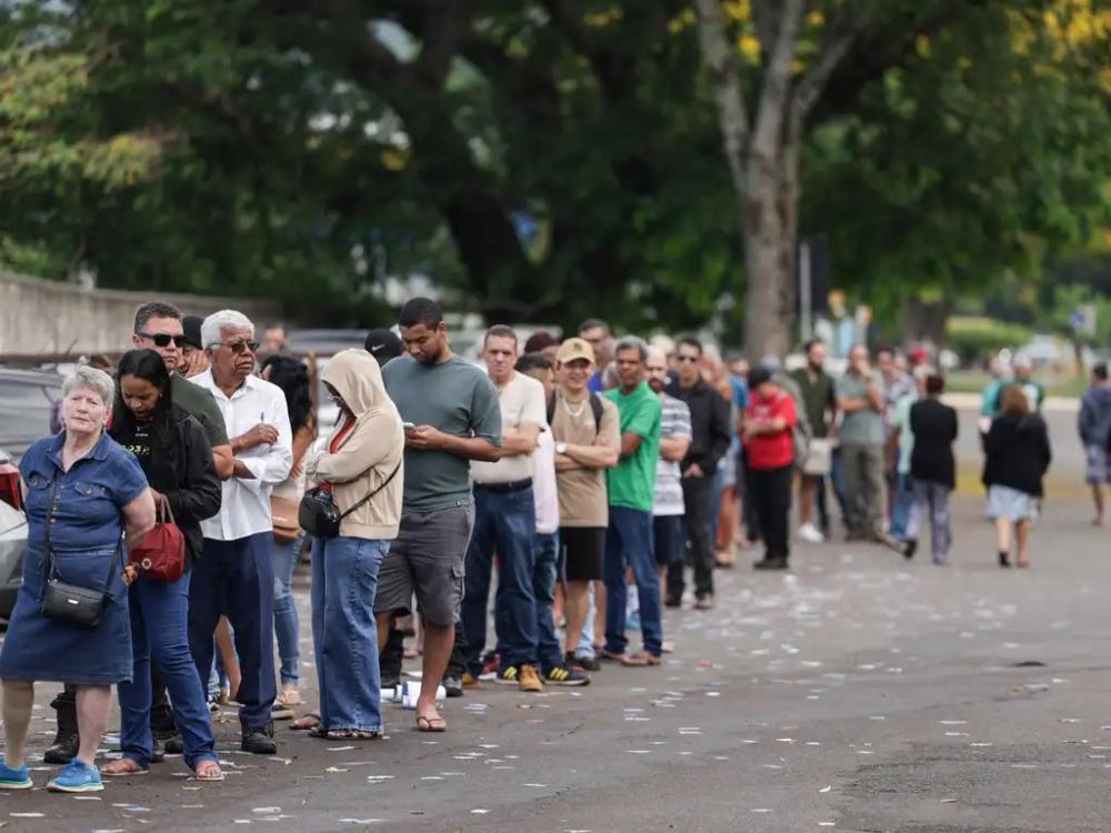 Eleitores enfrentam grandes filas e até horas de espera para votarem. Foto: Joédson Alves/Agência Brasil