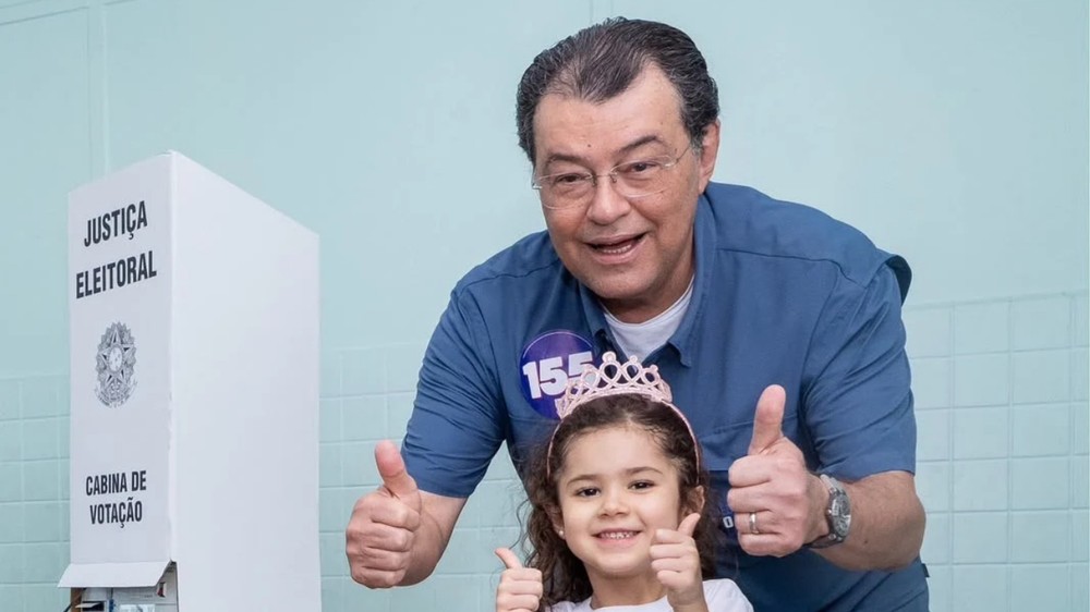 Eduardo Braga (MDB) vota em Manaus — Foto: Sara Rangel