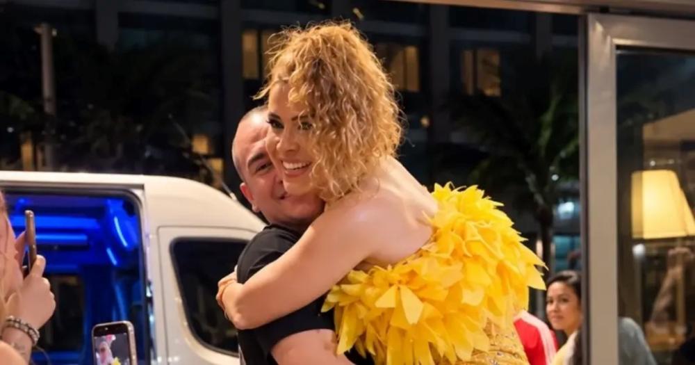 Joelma é carregada pelo maquiador Fernando Tofaneli após apresentação no Rio de Janeiro. Foto: Reprodução/ Internet