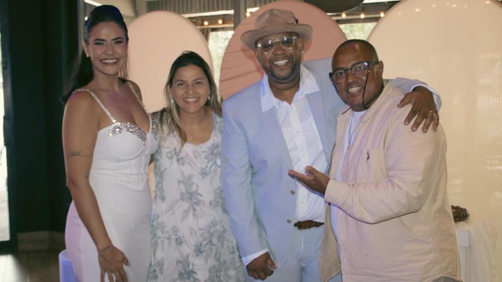 Fran Wengrze posa ao lado de Isley Nogueira, do marido Edu Ares e de Celinho Cipriano, ex-Fat Family - Foto: Divulgação