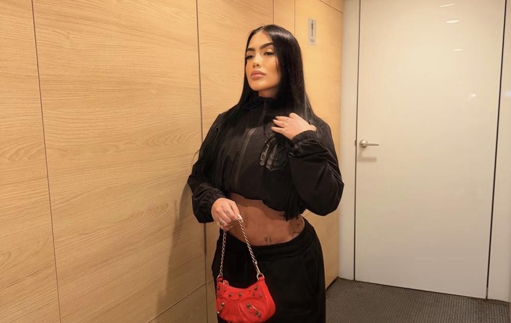 MC Mirella chora ao relatar ataques virtuais após opiniões políticas e compartilha com seguidores o impacto emocional da situação - Foto: Divulgação