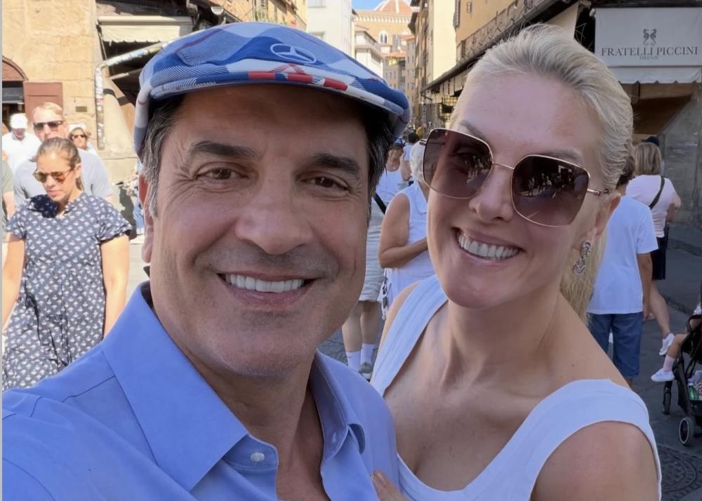 O apresentador Edu Guedes assumiu uma participação ativa na rotina familiar ao lado do filho de Ana Hickmann, demonstrando forte sintonia após a união do casal - Foto: Divulgação 