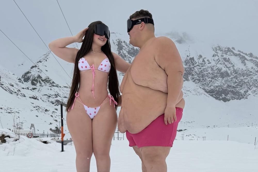 O influenciador digital Gordão da XJ e a namorada Nicolle Caroline posaram de biquíni na neve durante viagem ao Chile em outubro de 2026, enviando um recado contra o preconceito - Foto: Divulgação 