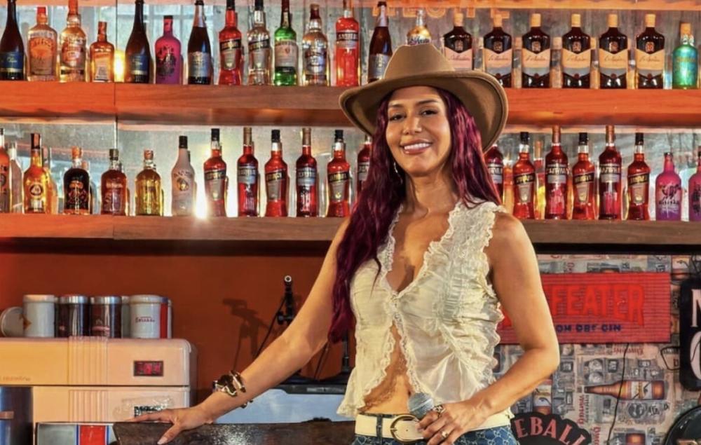 A cantora Priscila Senna lançou o clipe da nova música “Sua Vez de Terminar”, gravado de surpresa no Tatu Bola Bar, no Recife, em outubro de 2026 - Foto: Divulgação 