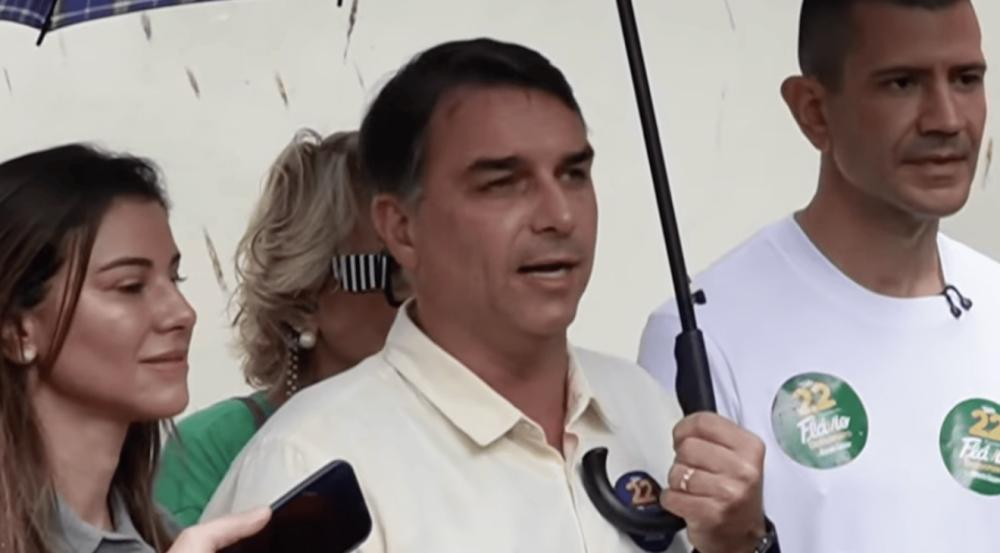 Flávio Bolsonaro vota no Rio de Janeiro, critica a situação do país e pede que os eleitores compareçam às urnas no segundo turno de 2026 - Foto: Divulgação 