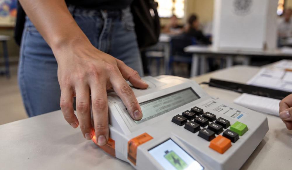 Votar no segundo turno de 2026 pode ajudar aposentados, pensionistas e beneficiários do BPC a atualizar a prova de vida do INSS automaticamente - Foto: Divulgação 
