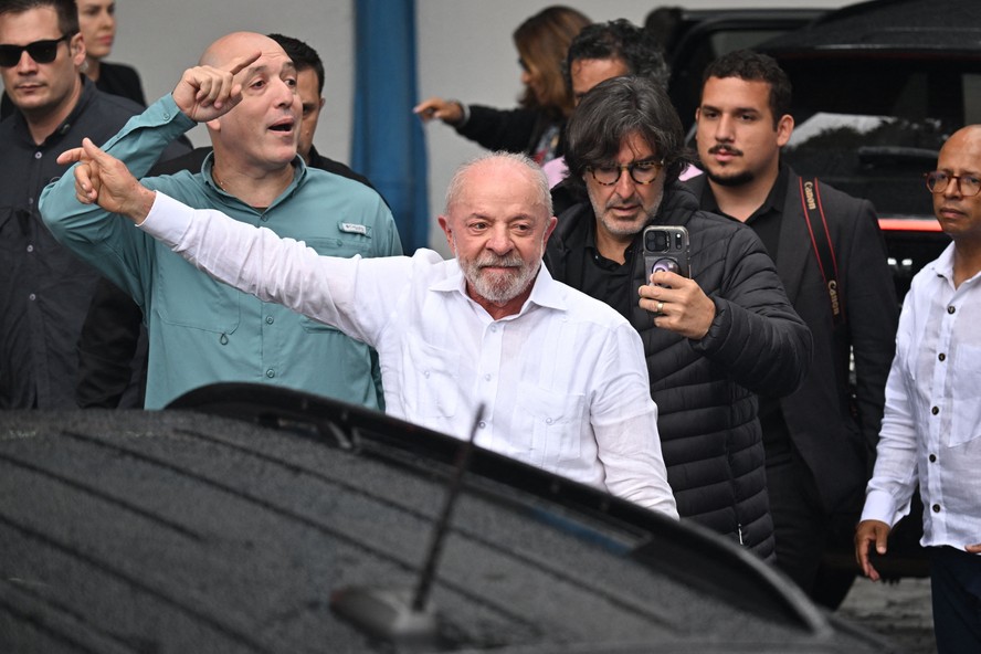 Lula vota em São Bernardo do Campo, acompanhado de Janja, Geraldo Alckmin e outras lideranças políticas, no segundo turno das eleições de 2026 - Foto: Divulgação