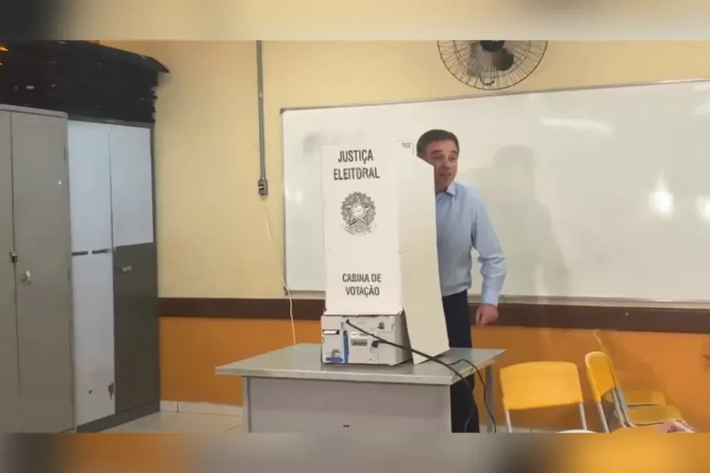 André Mendonça vota em Brasília no segundo turno das eleições, é recebido sob aplausos e comenta a atuação da imprensa e dos mesários - Foto: Luisa Rany/Metrópoles