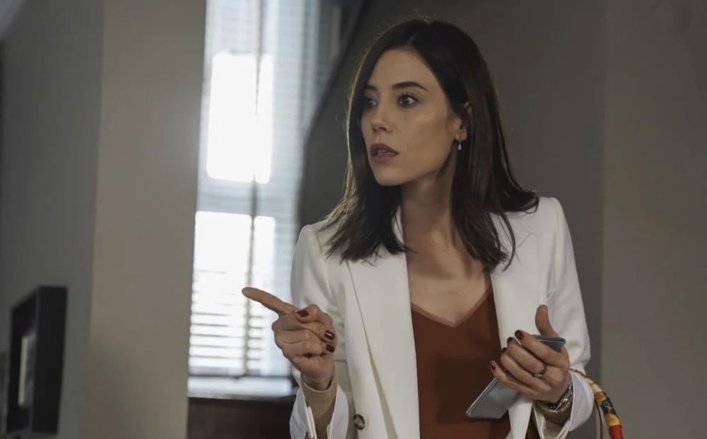 Asya se aproxima de Sinan em Iludida, enquanto Volkan demonstra ciúmes, discute com a ex-mulher e abala Derin - Foto: Divulgação