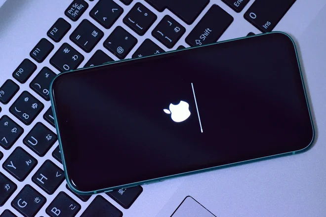 Golpe utiliza contatos falsos e inteligência artificial para roubar contas de usuários durante atualizações do iOS - Foto: Divulgação 