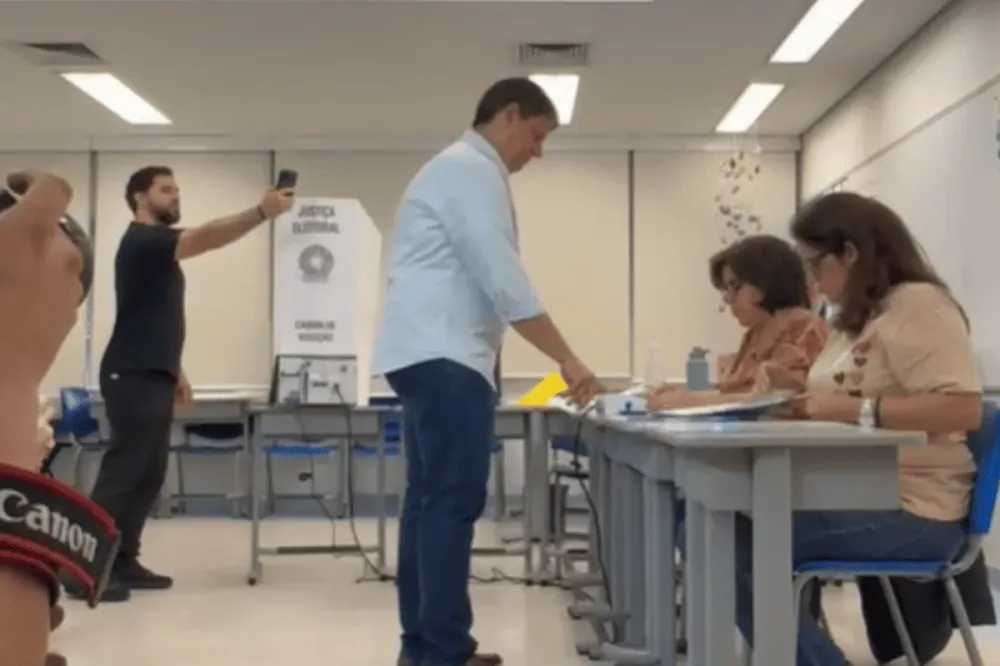 Tarcísio de Freitas comparece ao Colégio Miguel de Cervantes, no Morumbi, para votar - Foto: Divulgação 
