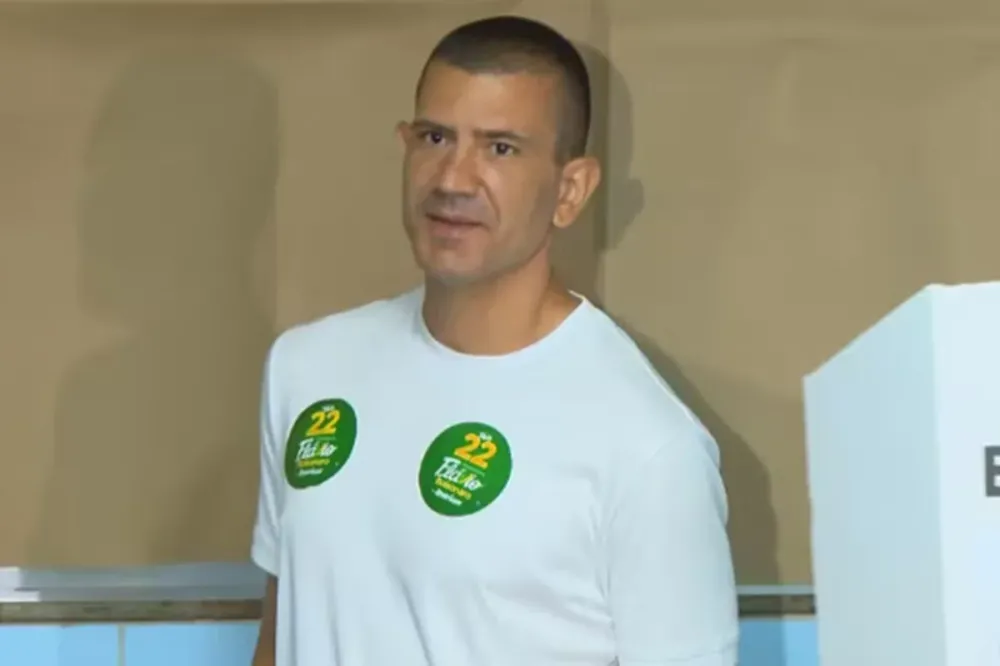 Douglas Ruas comparece ao local de votação em São Gonçalo acompanhado pela família - Foto: Divulgação 