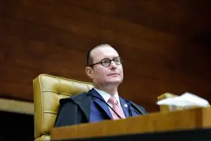 TSE pausa totalização dos votos após decisão de Cristiano Zanin que prorrogou votação nacional