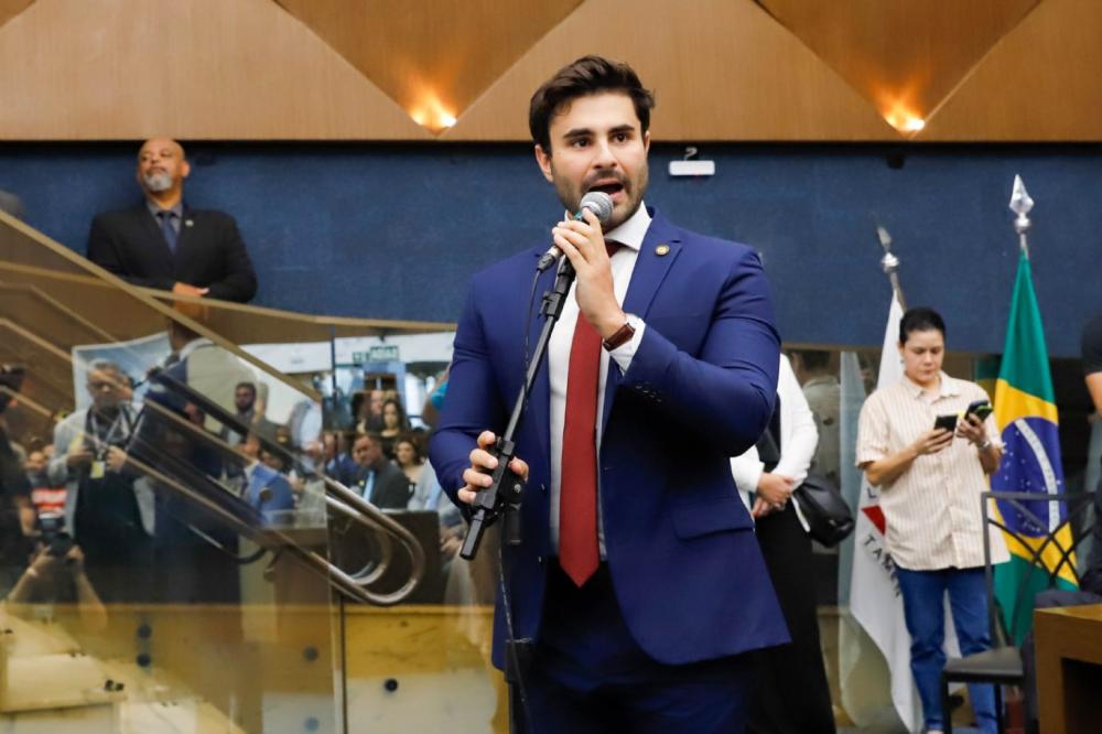 Veículo em que viajava o deputado Pedro Rousseff ficou danificado após derrapar na Fernão Dias - Foto: Reprodução