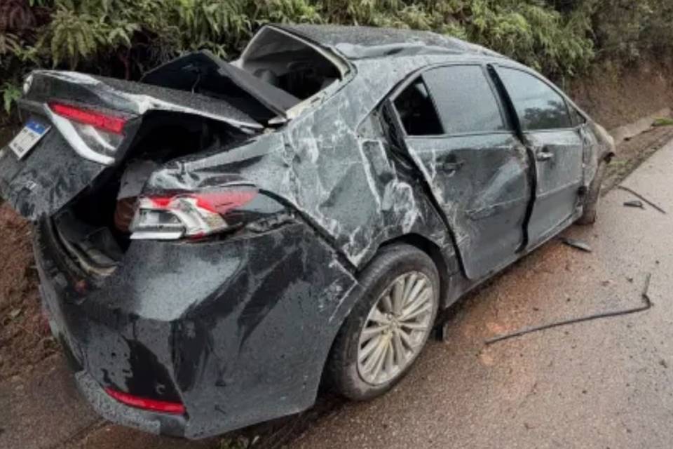Carro do deputado eleito Pedro Rousseff sofreu danos na traseira após derrapar na pista molhada - Foto: Divulgação 