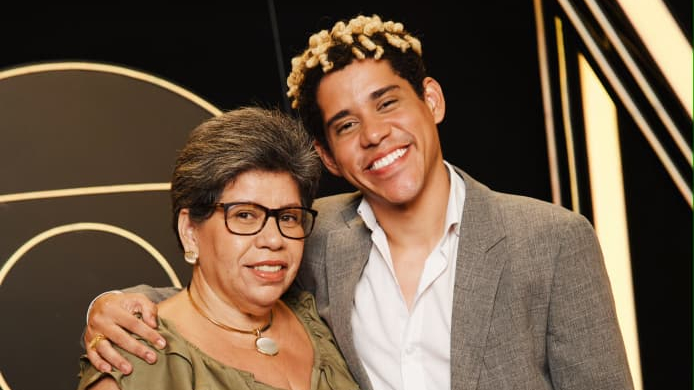 Ator Cauê Campos posa ao lado da mãe em ação da Globo - Foto: Globo/Manoella Mello